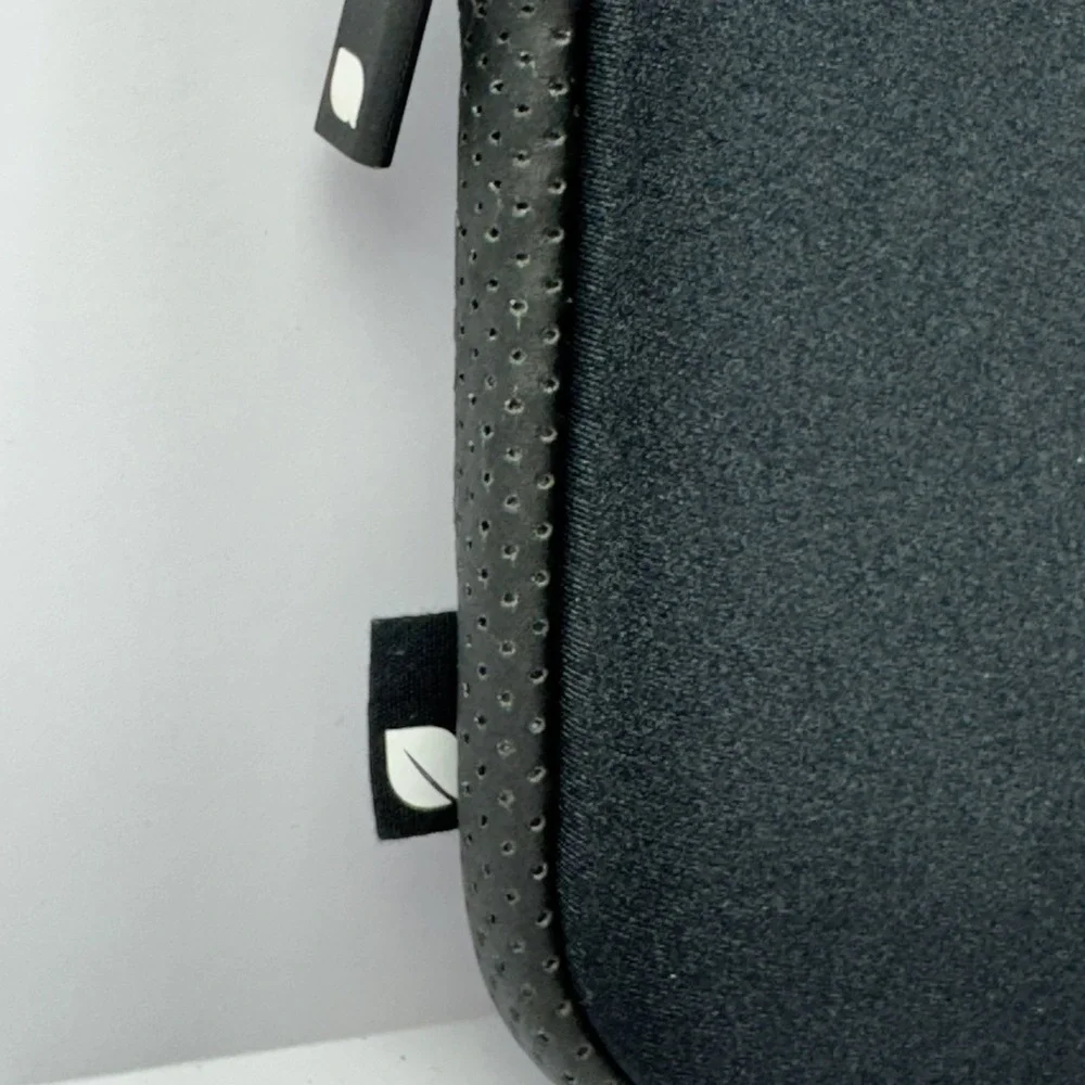 Incase Designs Neoprene Sleeve - Notebook Ipad 11